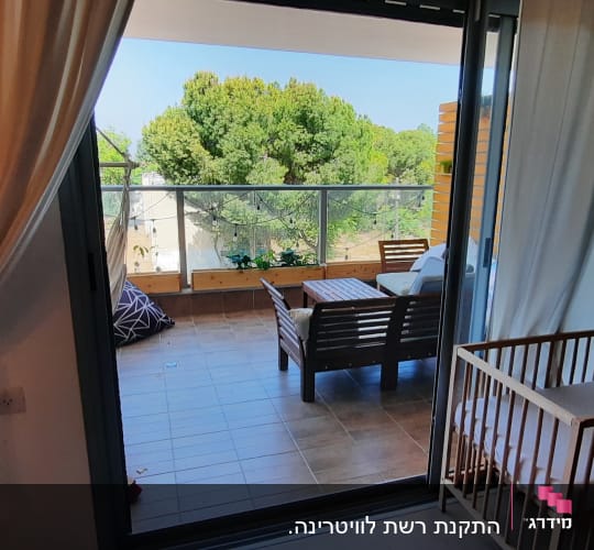מעקה אלומיניום במרפסת עם נוף לעצים